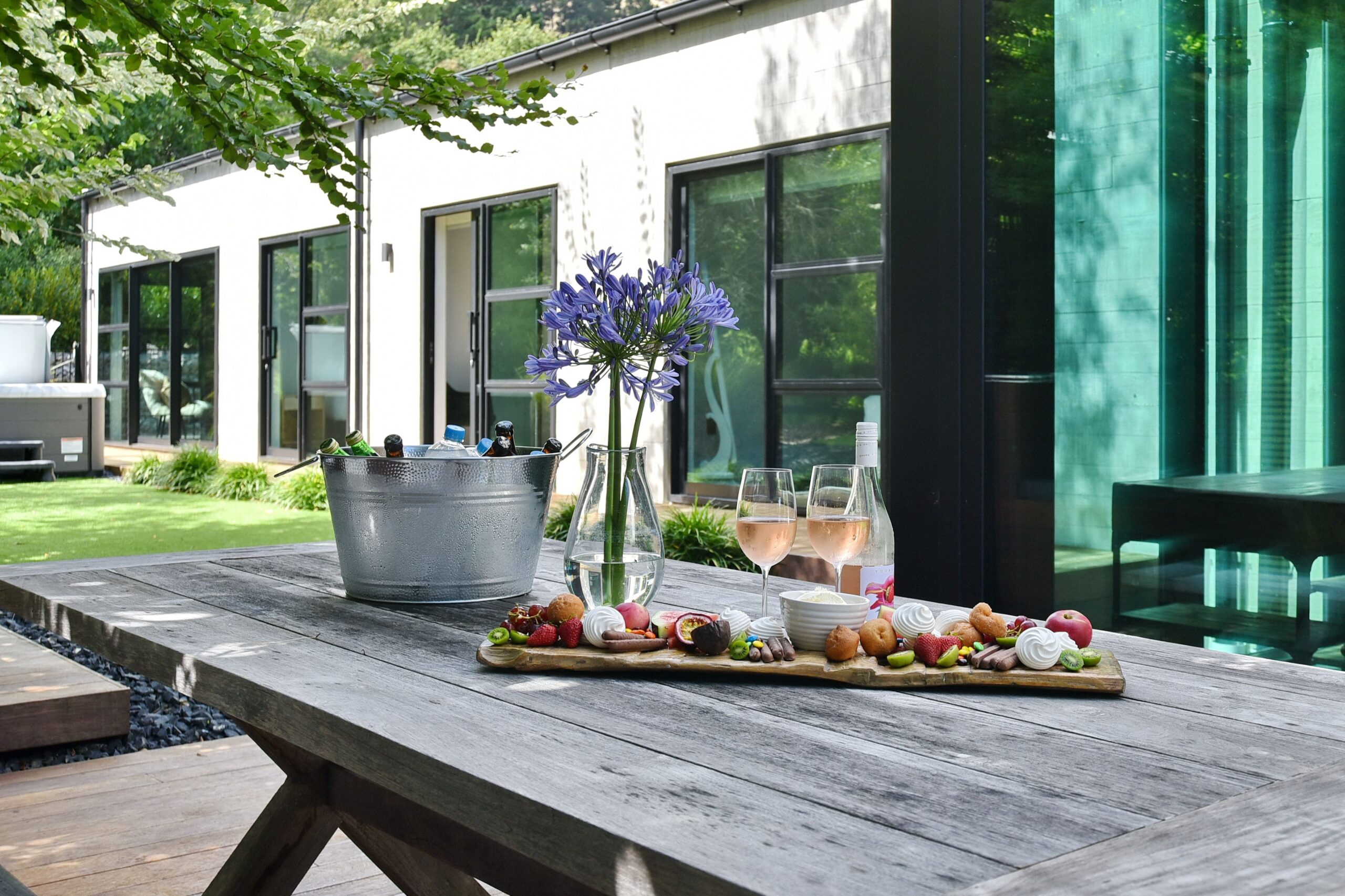 Spa area 3 & table-min